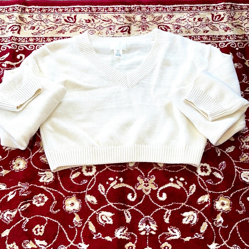 Brand new short stylish V neck knit wear